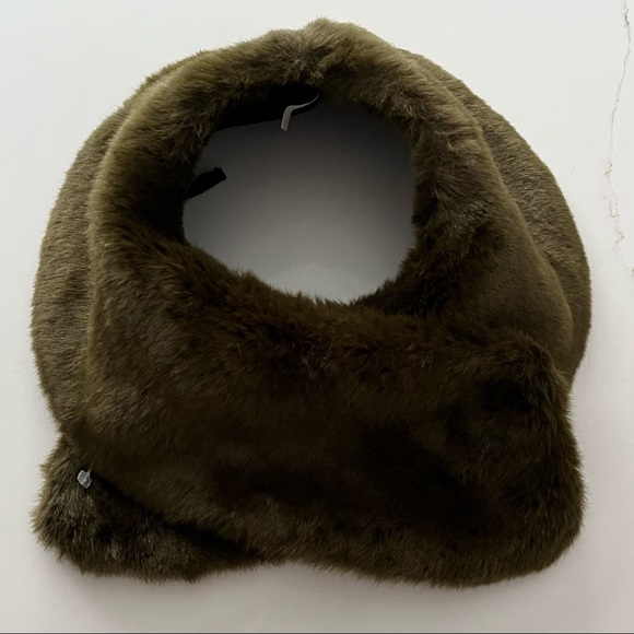 Faux Fur Collar Scarf in Olive Green Colour - Made in 🇨🇦 Canada - Picture 3 of 7